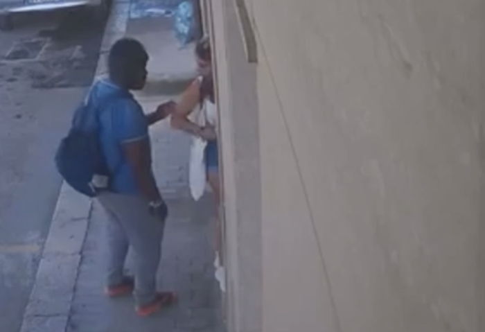 Vittoria, la segue fin sotto casa e tenta di rubarle il cellulare