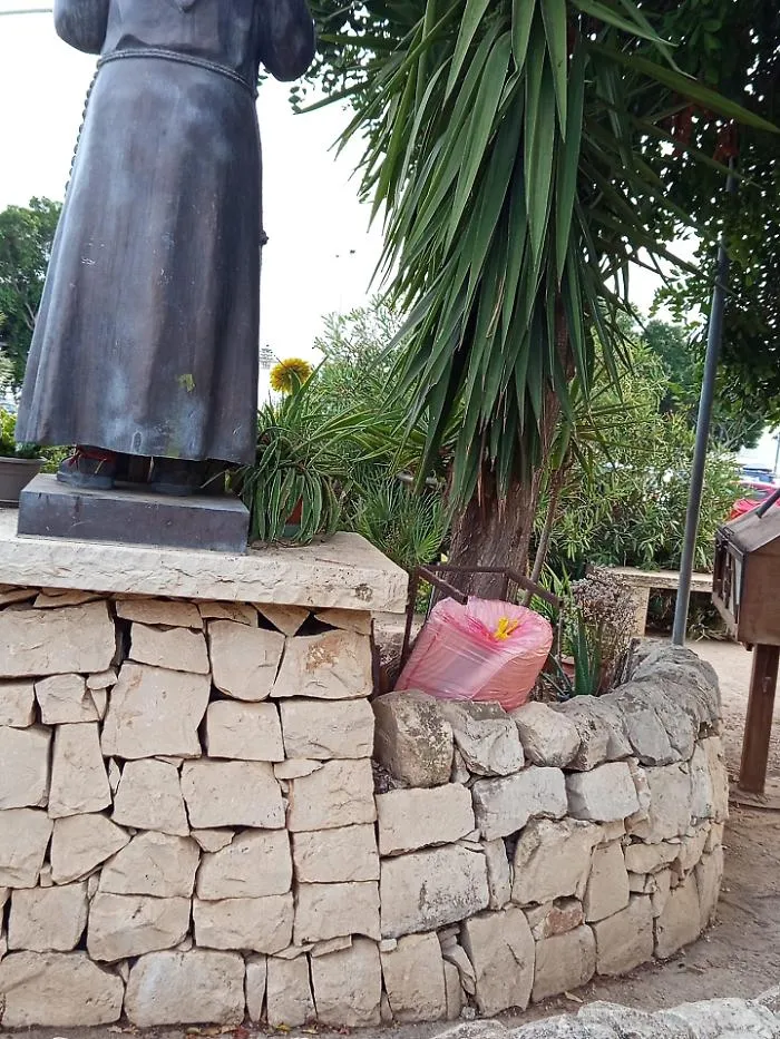 Marina di Ragusa, la segnalazione di un genitore: "Il parco Padre Pio &egrave; nel degrado"