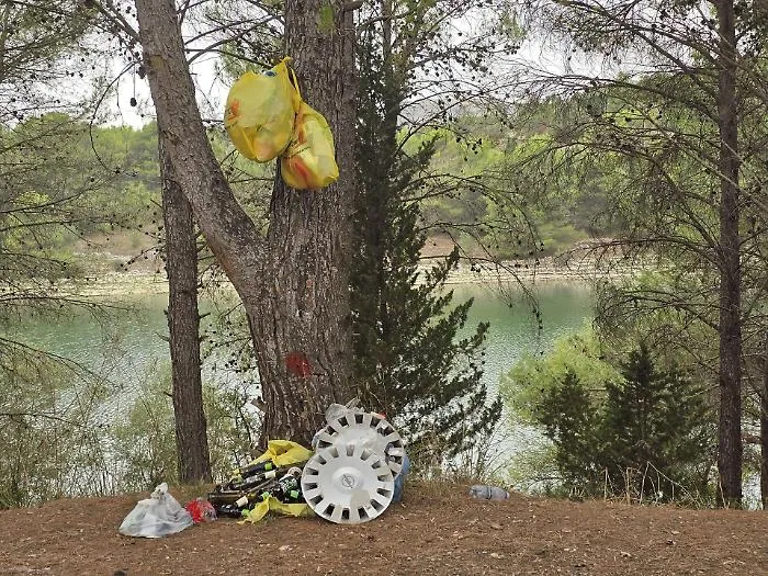 "Lago di Santa Rosalia a Ragusa, cos&igrave; si deturpa la bellezza. Sacchi di rifiuti pure sugli alberi"