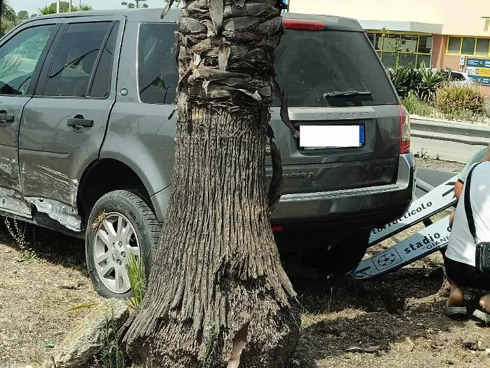 Violento scontro all'incrocio, un ferito all'ingresso di Vittoria