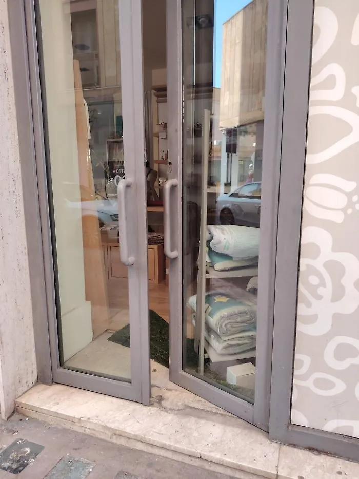Ancora razziatori notturni a Vittoria, preso di mira un negozio in via Ruggero Settimo
