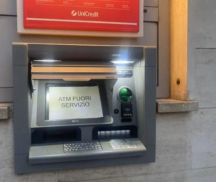 Scoglitti, bancomat fuori uso: disagi per cittadini e turisti