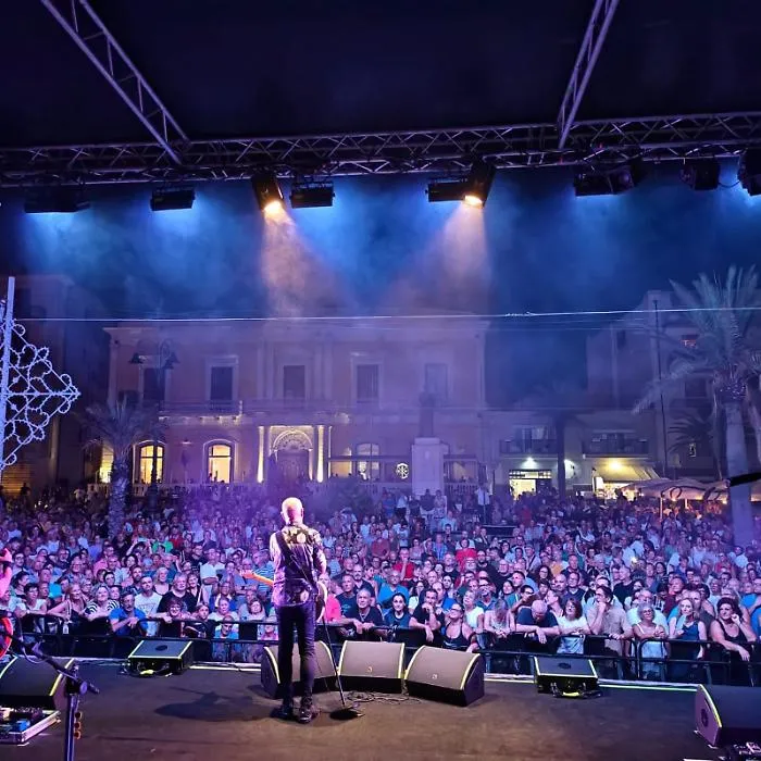 Pozzallo, il concerto di Enrico Ruggeri sbanca