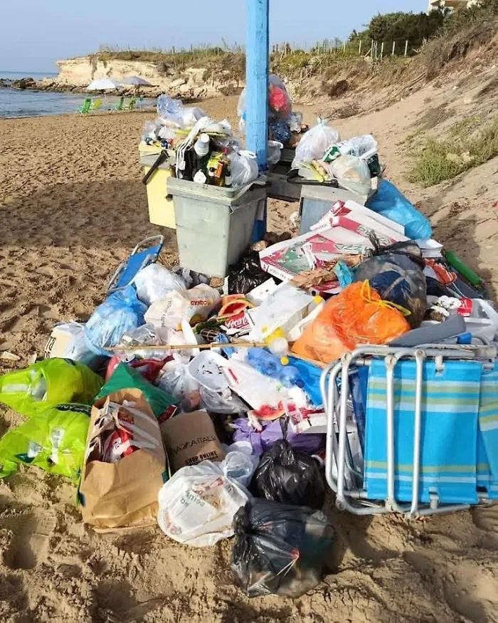 Rifiuti abbandonati a Caucana e a Casuzze, 