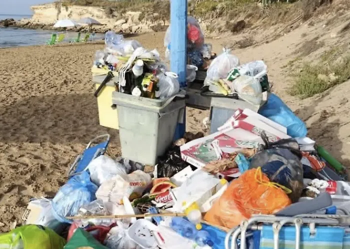 Immondizia in spiaggia a Caucana e a Casuzze, Agnello: "Il litorale non &egrave; terra di nessuno"