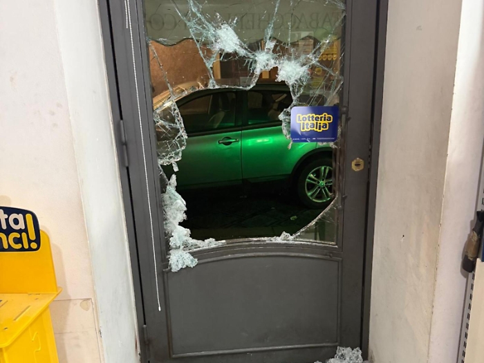 Furto con “spaccata” alla tabaccheria del Corso: danni per migliaia di euro