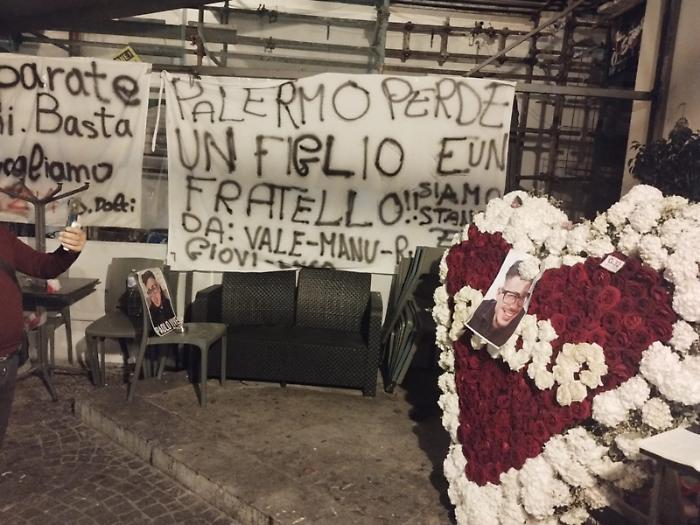 Fiori e pensieri per Paolo La “gente della notte” sul luogo dell’omicidio