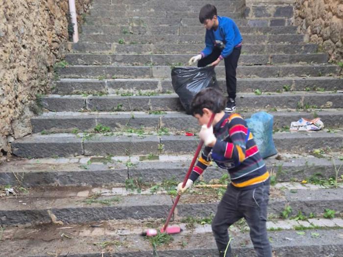 L’esempio di Salvo e Gabriele, 9 anni: ripulita la scala di via Cannizzaro