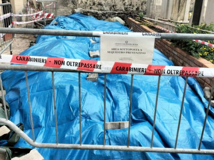 Trovati resti umani nell’ossario: sequestrate tre aree del cimitero