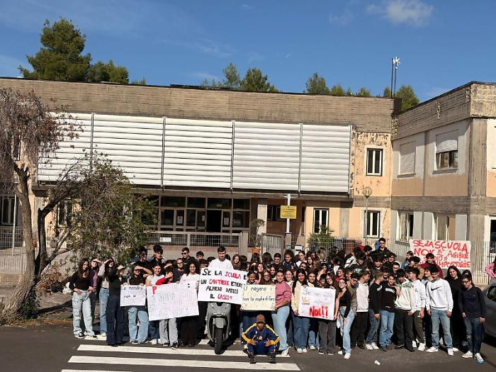 Primo piano ancora chiuso, protestano gli studenti del liceo "Michele Amari"