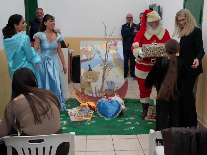 Babbo Natale distribuisce regali ai figli dei detenuti di Piazza Lanza 