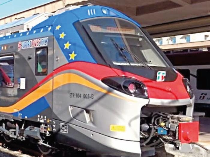 Caos orari dei treni, l’ira dei pendolari: corse cancellati e disagi, problemi per studenti e lavoratori