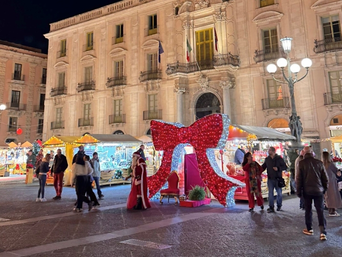 A Catania piazza Mazzini resterà sena mercatini di Natale. «Ci sono banchi abusivi e prodotti “proibiti”»