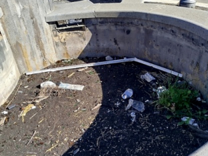 «A S. Giovanni La Punta piazza Giovanni XXIII tra degrado e pericoli»