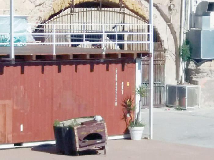 All&rsquo;Arenella accesso negato allo scalo vecchio: interviene il Comune, spallata alle barriere