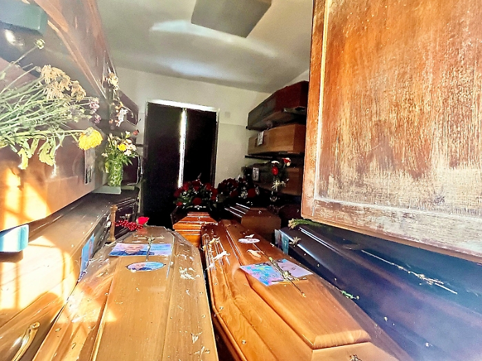 Pi&ugrave; di 40 bare accatastate a Carini, corto circuito tra Comune e Asp