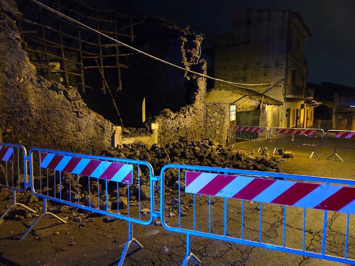 San Gregorio: crolla un muro in via Scala, viabilit&agrave; in tilt 