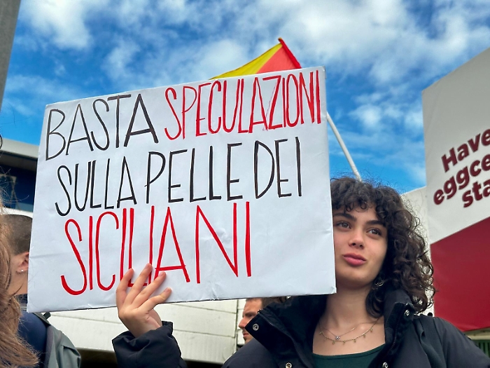 Da qui &laquo;Nun si parti&raquo; aumenti fino al 900% ed esplode la protesta sul caro voli