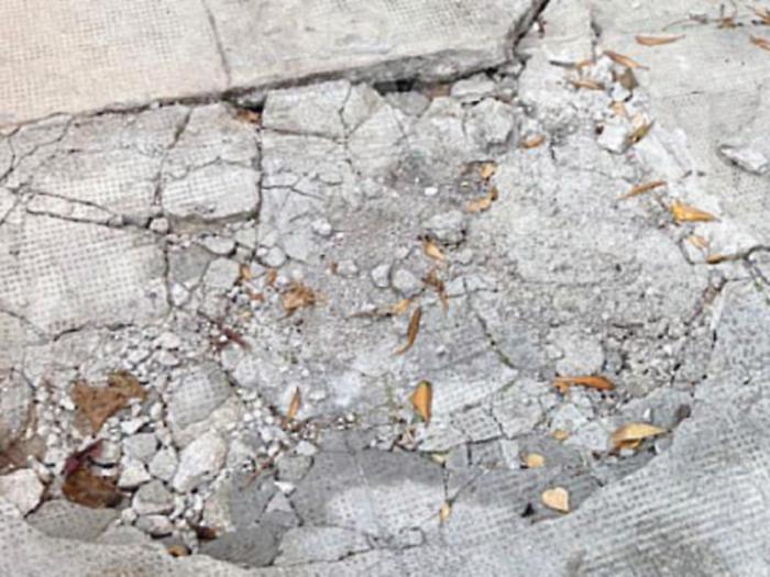 Buche e voragini in citt&agrave;, i percorsi a ostacoli nelle strade e i rischi per la sicurezza