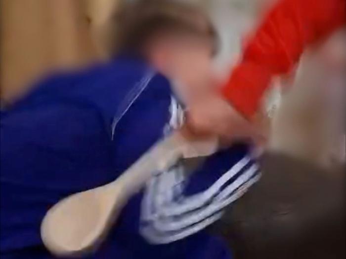 &Egrave; stato il bambino a postare il video Sos social per &ldquo;stanare&rdquo; il patrigno che oggi &egrave; davanti al gip