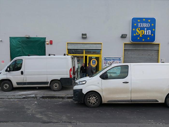 Colpo "grosso" all&rsquo;Eurospin: a Catania &egrave; caccia ai 4 banditi. La svolta dai filmati