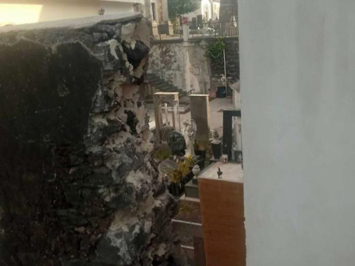 Vandali in azione al camposanto, danneggiata una tomba