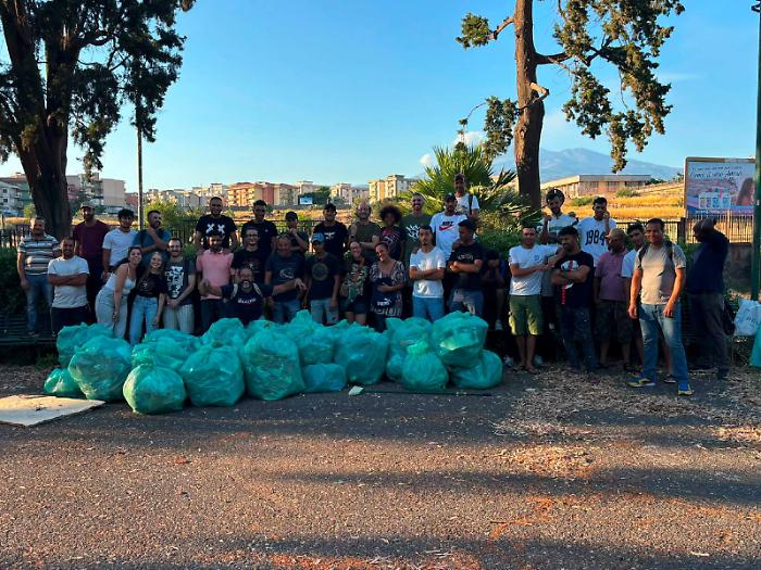 Volontari e braccianti ripuliscono villa Moncada: raccolti 20 sacchi di rifiuti