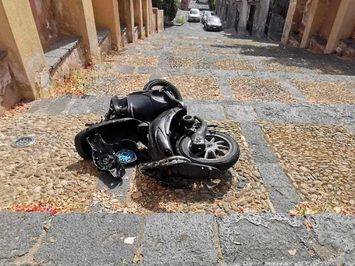 Lanciano uno scooter gi&ugrave; dalla scalinata della collina storica