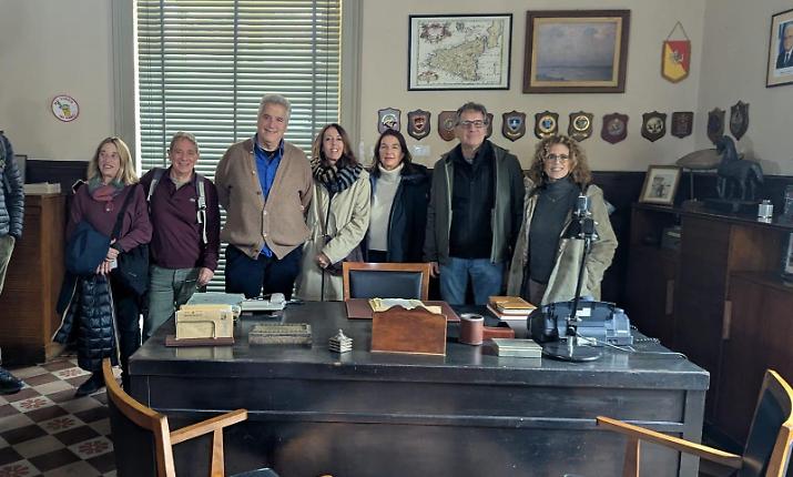 Scicli, la primogenita di Andrea Camilleri in visita nella stanza del commissario Montalbano