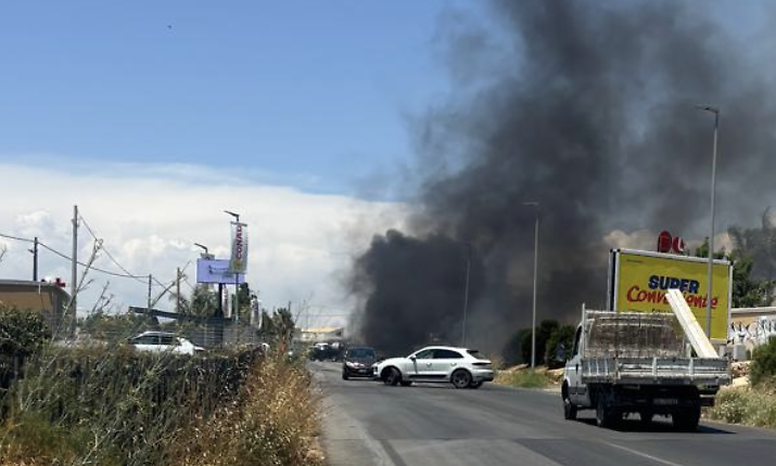 Incendio alle porte di Marina di Ragusa, camion in fiamme