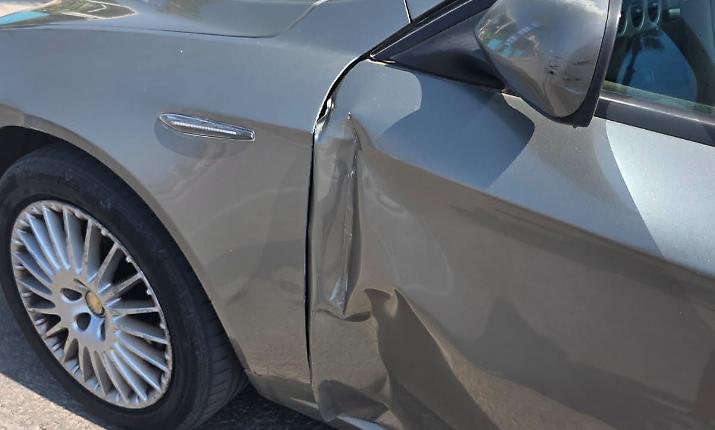 Donnalucata, investe due auto e si allontana