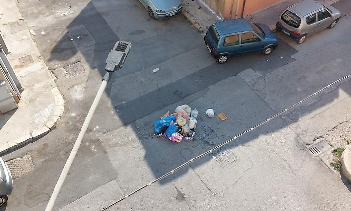 Vittoria, rifiuti non raccolti da giorni e ammassati al centro del crocevia tra via Di Modica e via Marsala